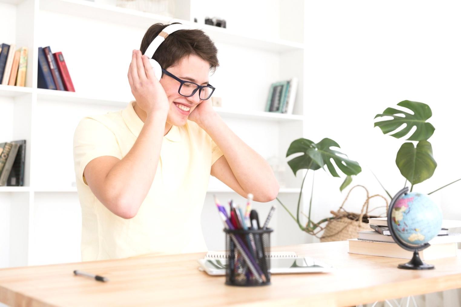 Mesa de trabajo con documentos financieros y calculadora mostrando análisis de inversiones