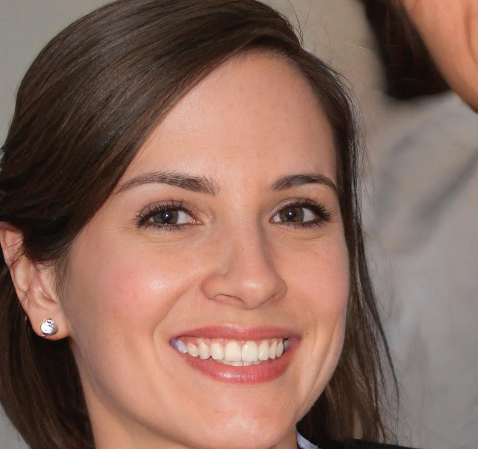 Retrato profesional de Elena Vázquez, experta en análisis de inversiones