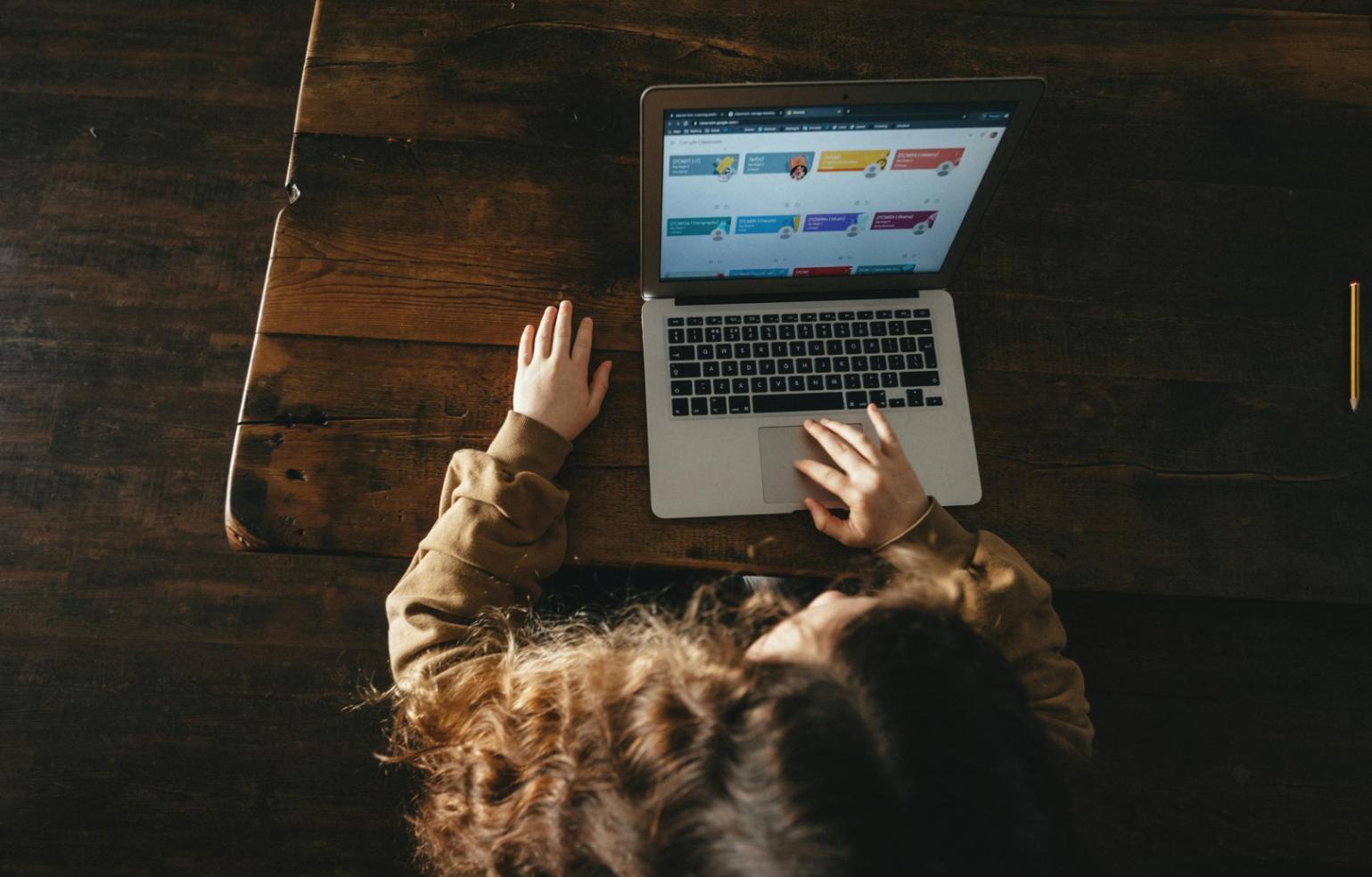 Reunión de asesoramiento financiero entre profesional y cliente